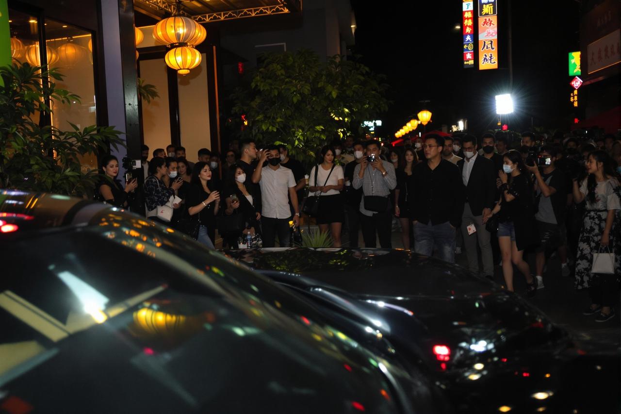 知名导演与女演员深夜密会被拍,两人关系引发网友热议