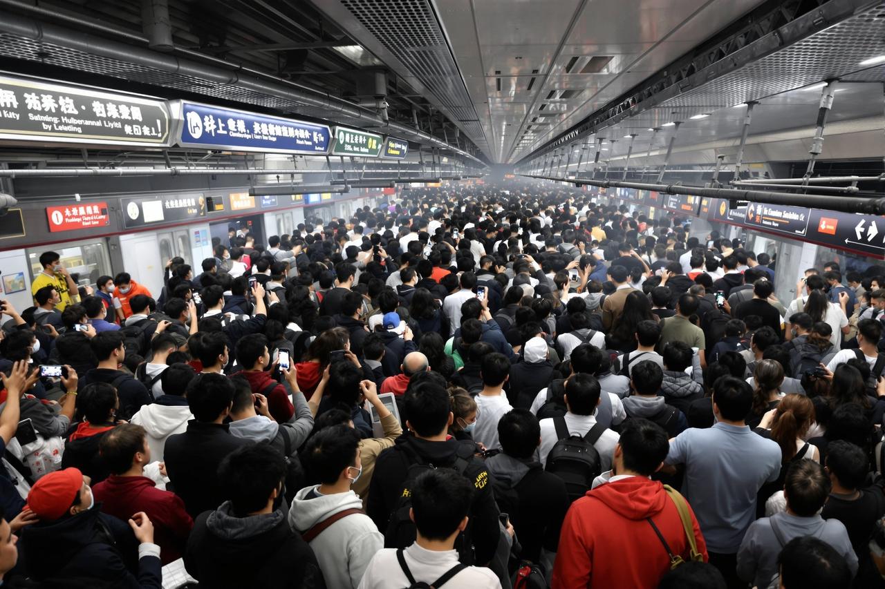 某城市地铁站突发大规模停运,数万乘客被困站内